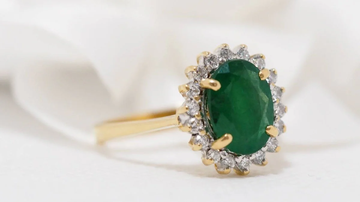 Daisy ring in yellow gold, oval emerald and diamonds - Image 4