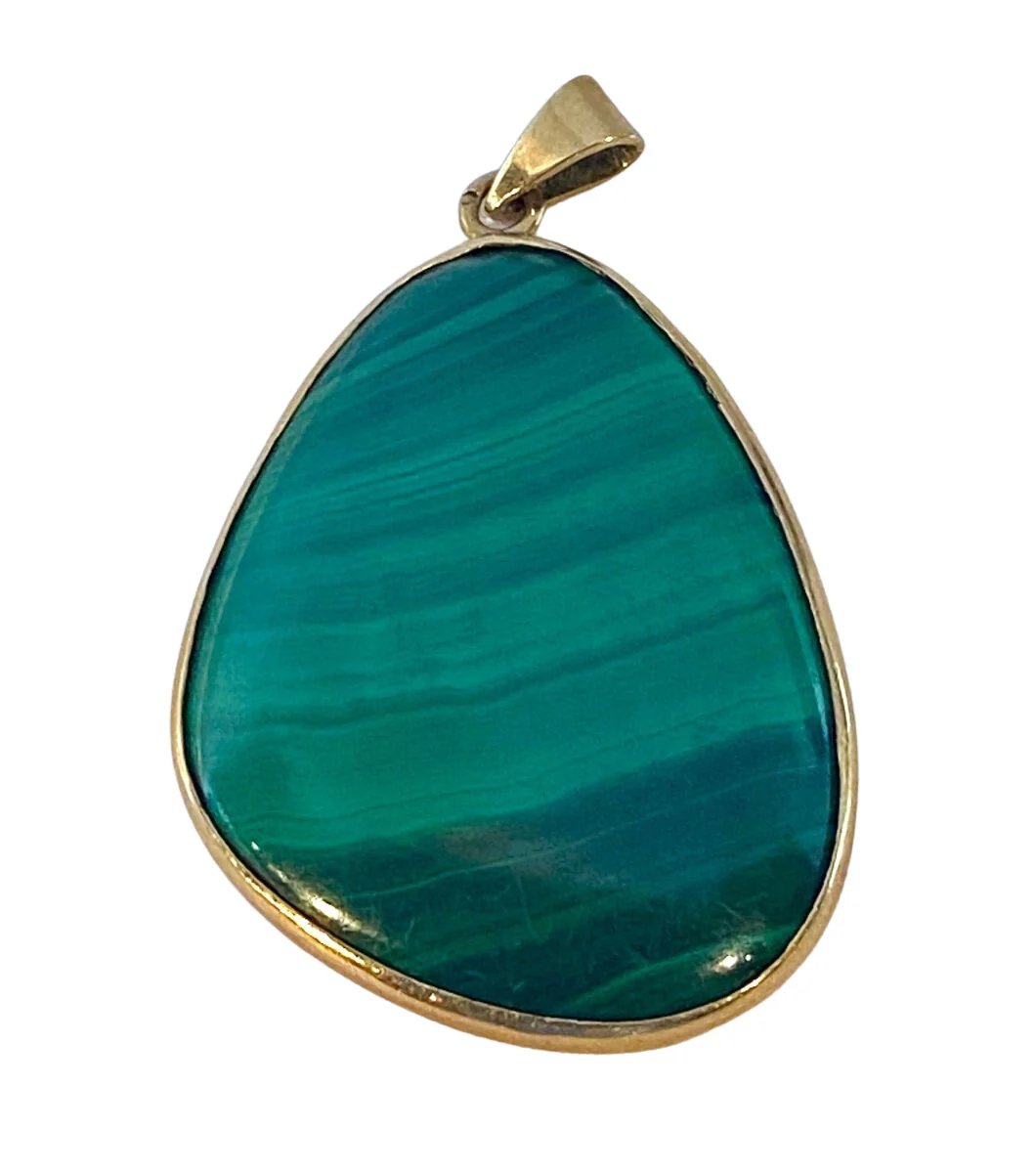 18-karat yellow gold pendant adorned with a malachite