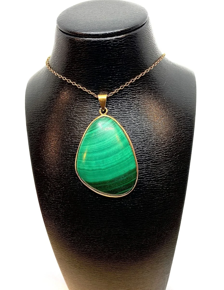 18-karat yellow gold pendant adorned with a malachite - Image 2