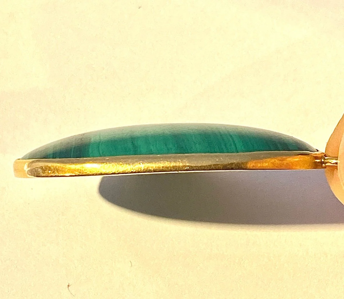 18-karat yellow gold pendant adorned with a malachite - Image 3