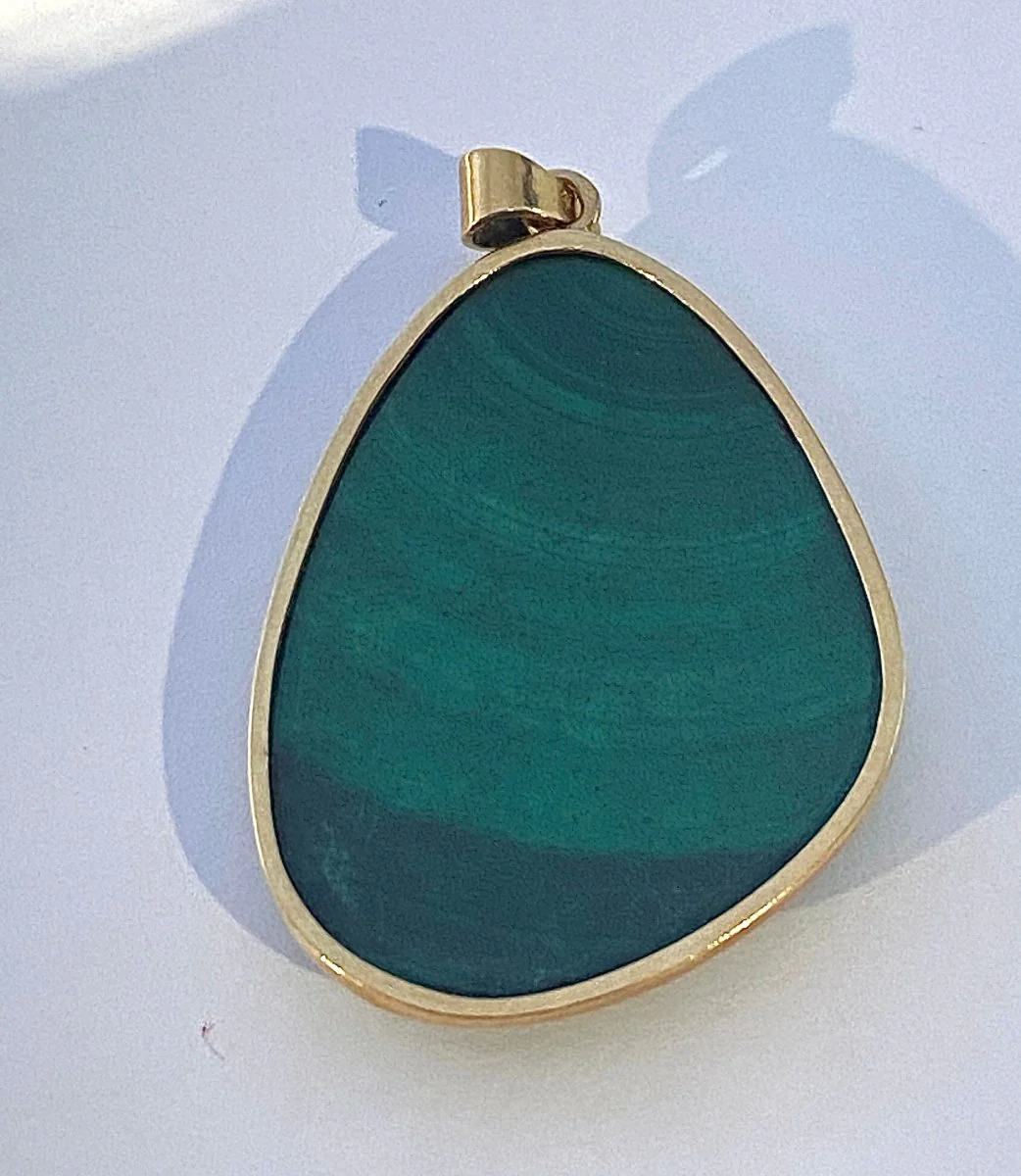 18-karat yellow gold pendant adorned with a malachite - Image 4