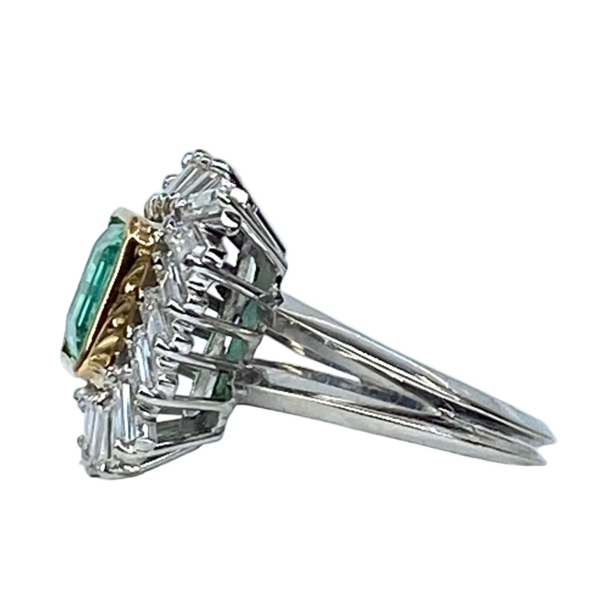 Ring in 18-carat gold and paltinium, emerald and diamonds baguettes - Image 4