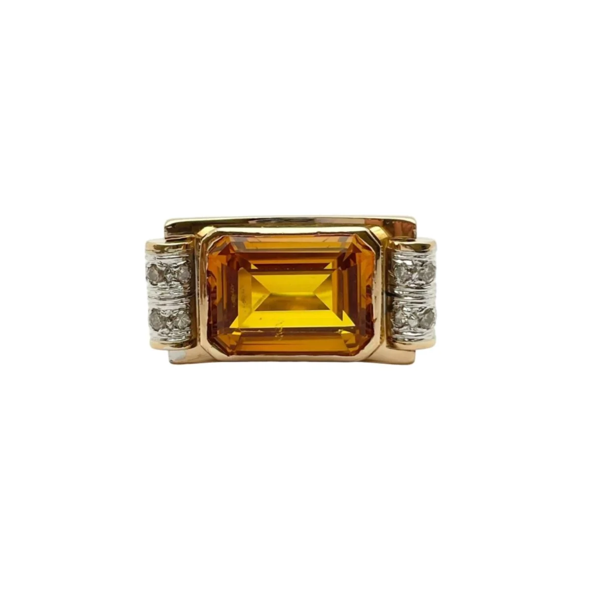 Tank ring in yellow gold, quartz and diamonds