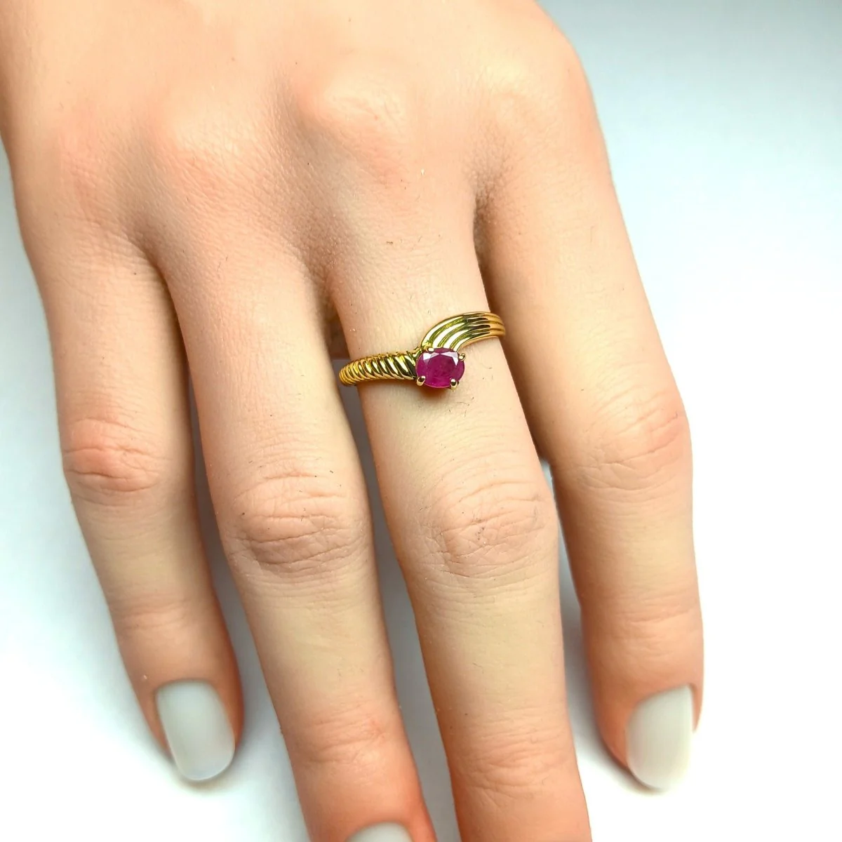 Solitaire ring in yellow gold and rubies - Image 2