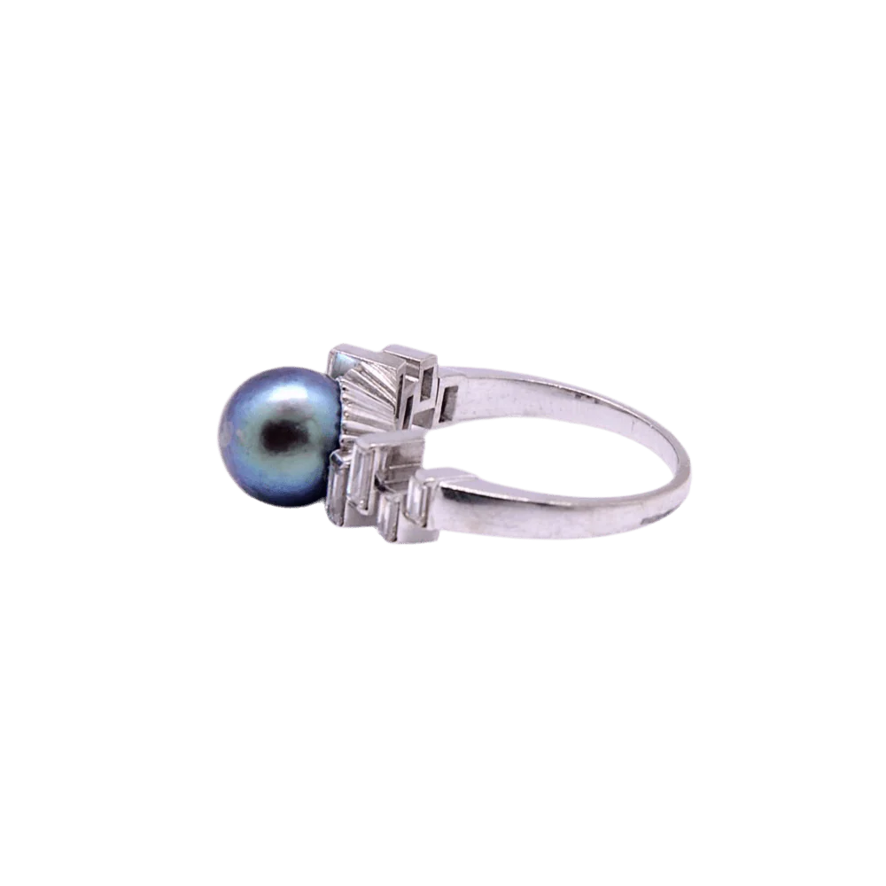 Solitaire Ring in White gold with Pearls and Diamonds - Image 2