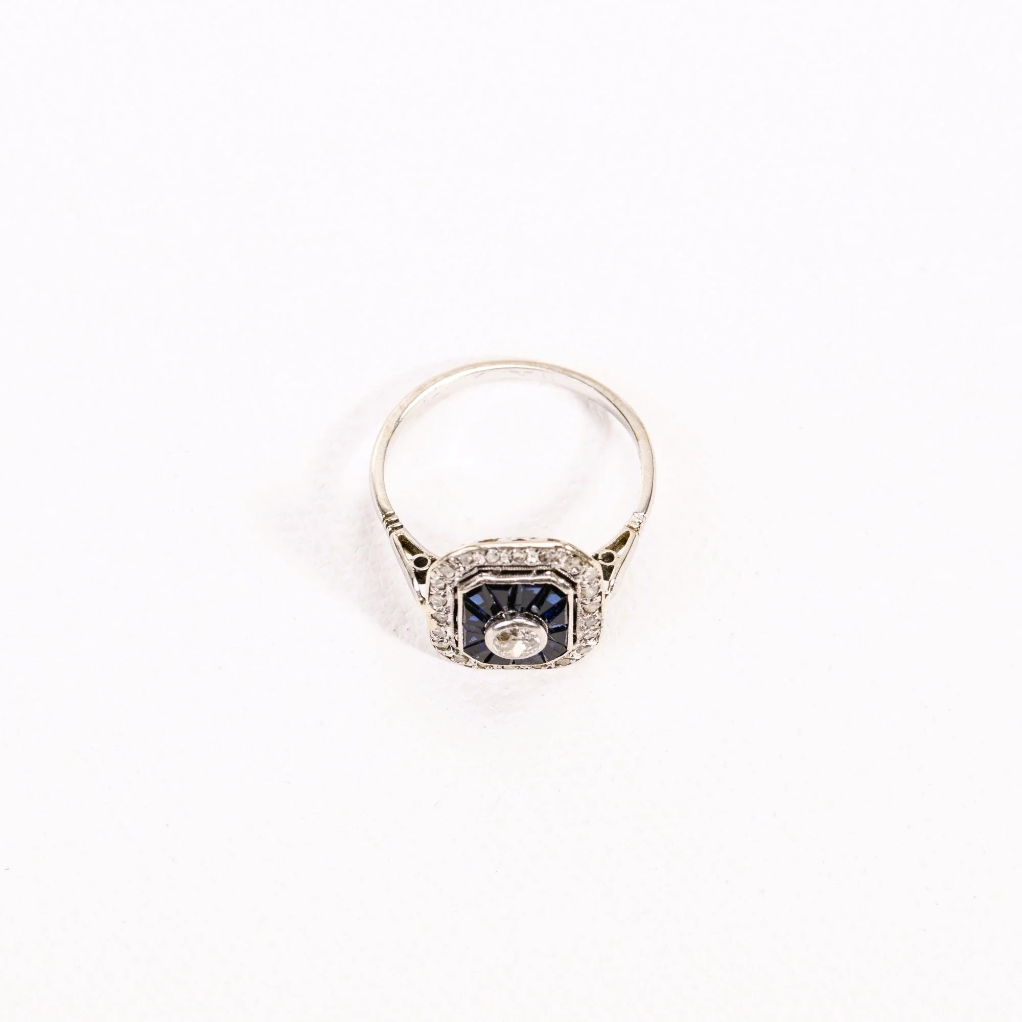 Ring at rose gold, sapphires and diamonds - Image 3