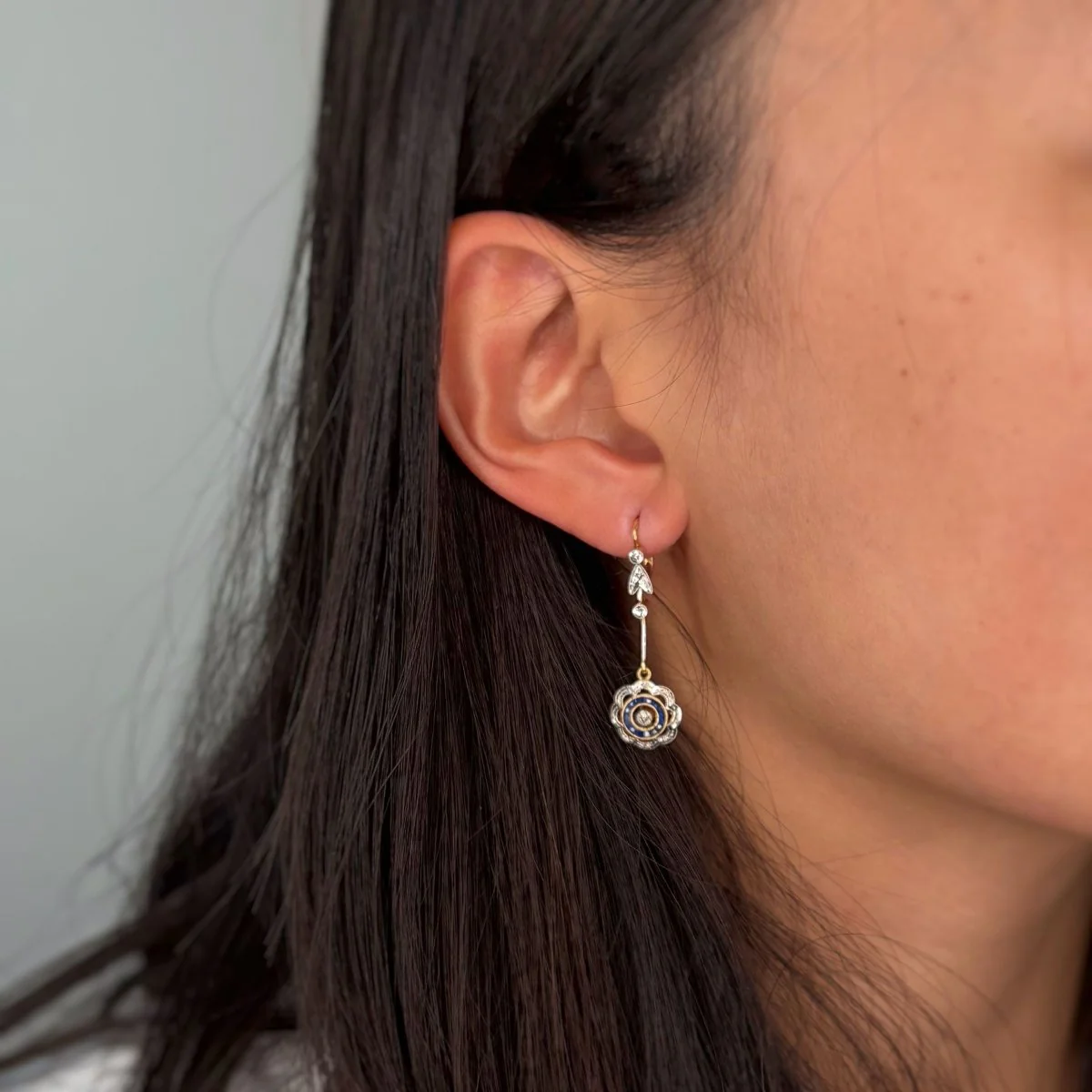 Earrings Sleepers in yellow gold, white gold, sapphires and diamonds - Image 2