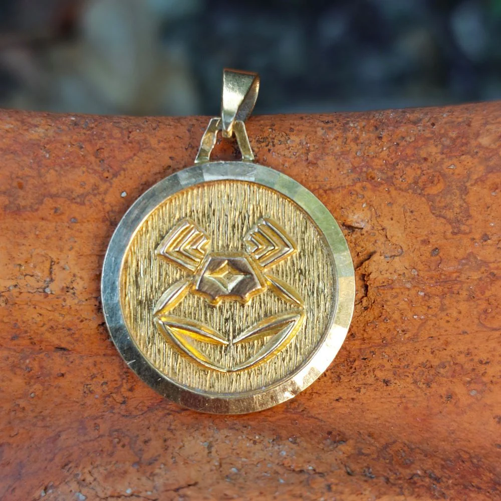 18k Gold Zodiac Sign "Cancer" Medal - Image 3