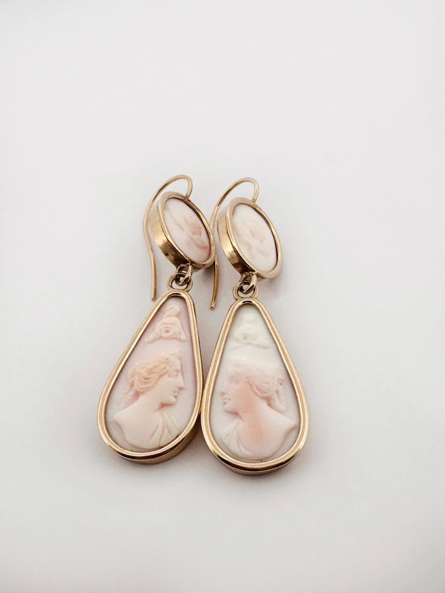 Dangling earrings in yellow gold and cameos