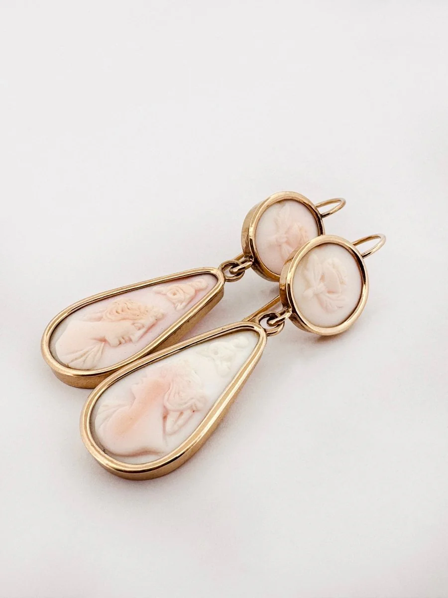 Dangling earrings in yellow gold and cameos - Image 2