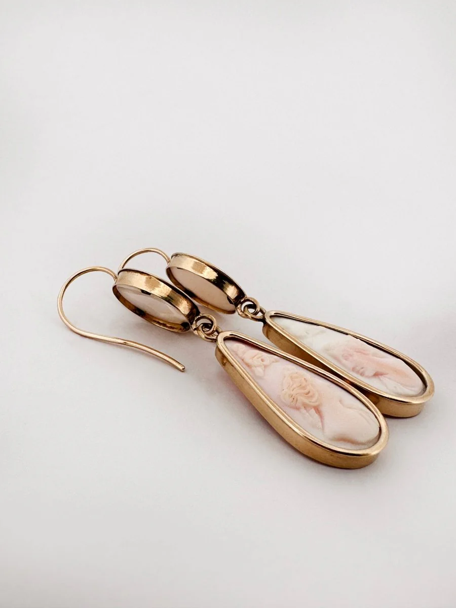 Dangling earrings in yellow gold and cameos - Image 3