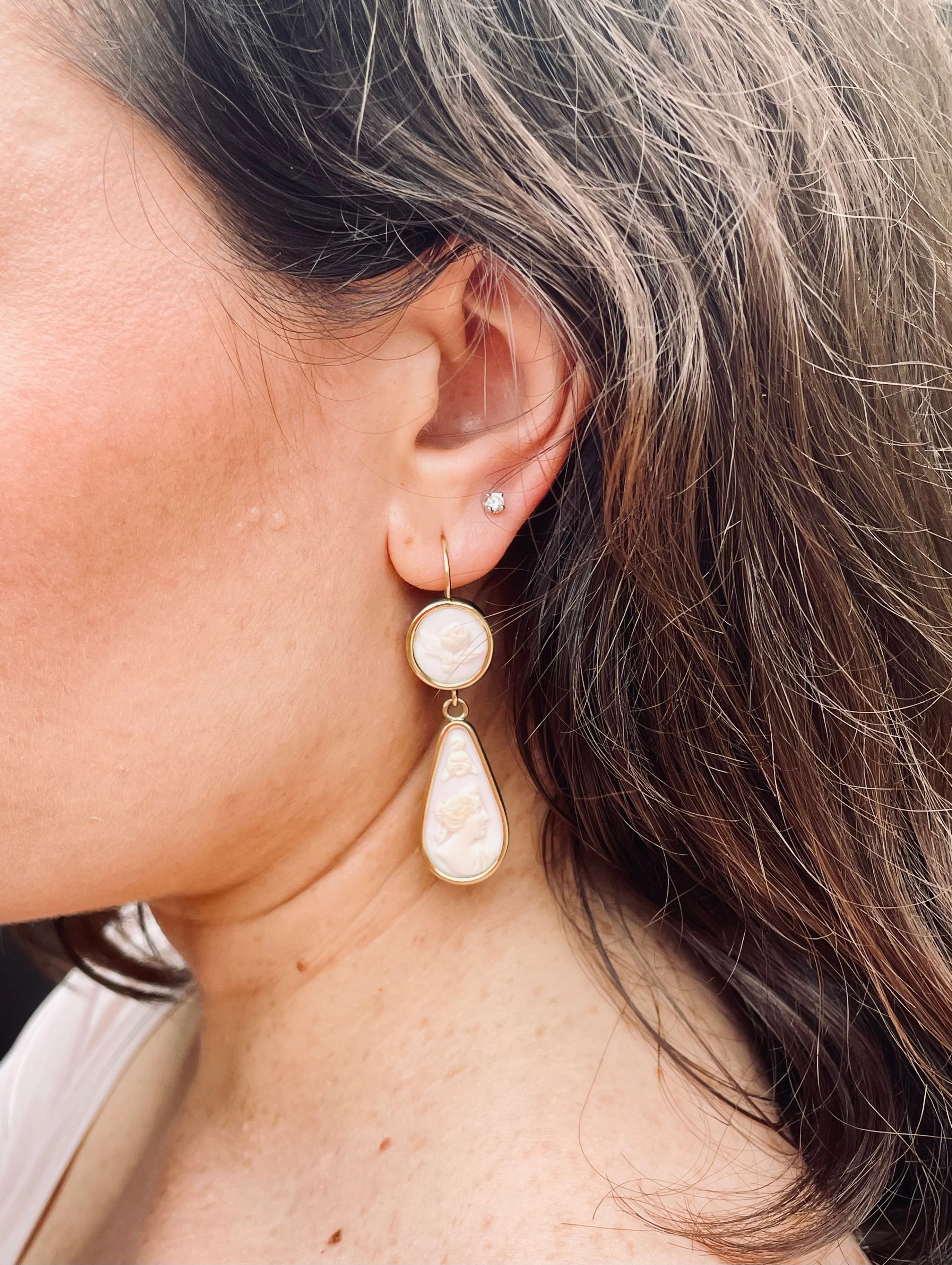 Dangling earrings in yellow gold and cameos - Image 4