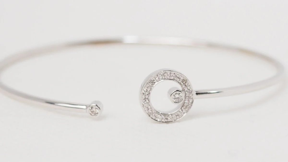 Flexible bangle bracelet in white gold and diamonds - Image 3