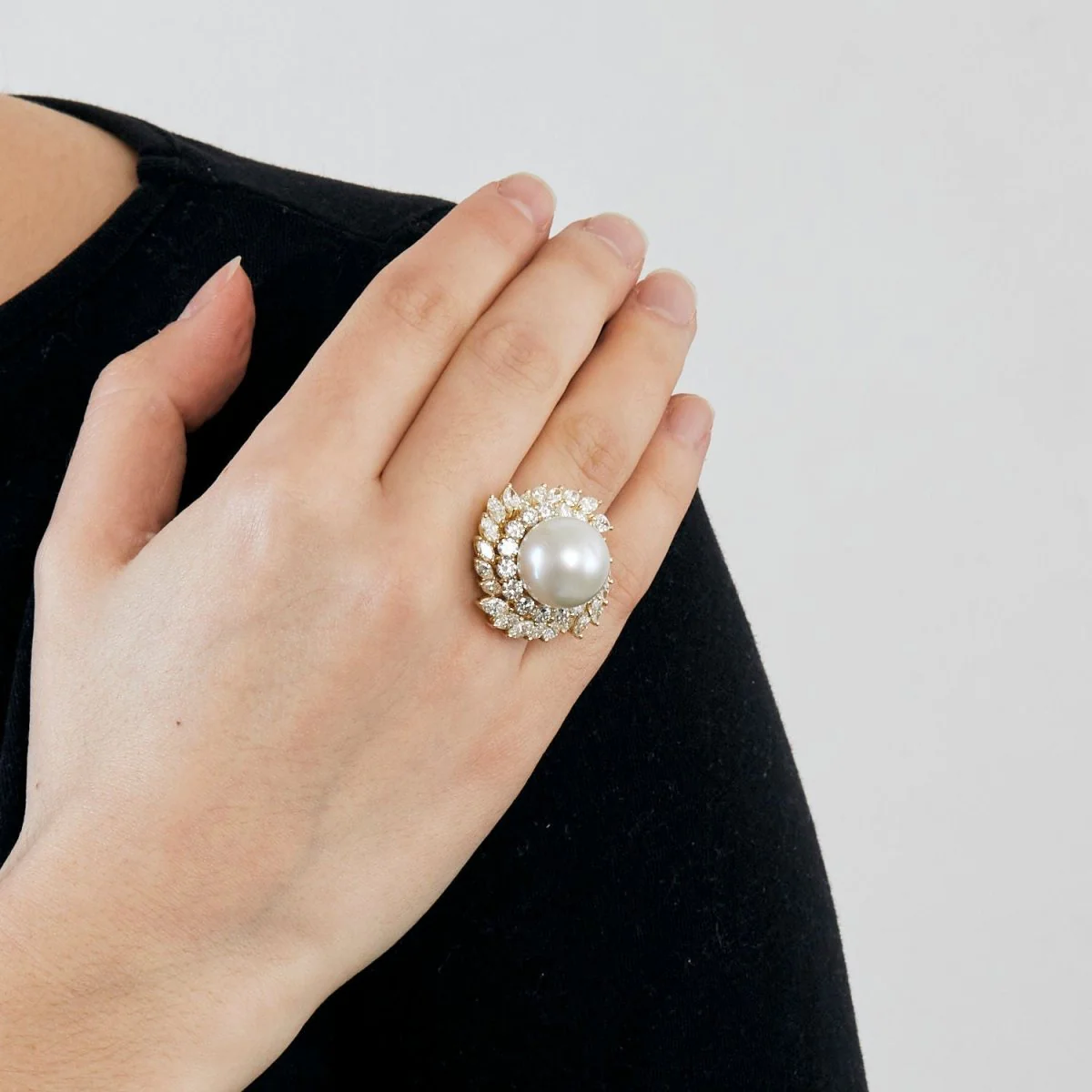 BUCHERER Cocktail Ring in yellow gold, pearl and diamonds - Image 2
