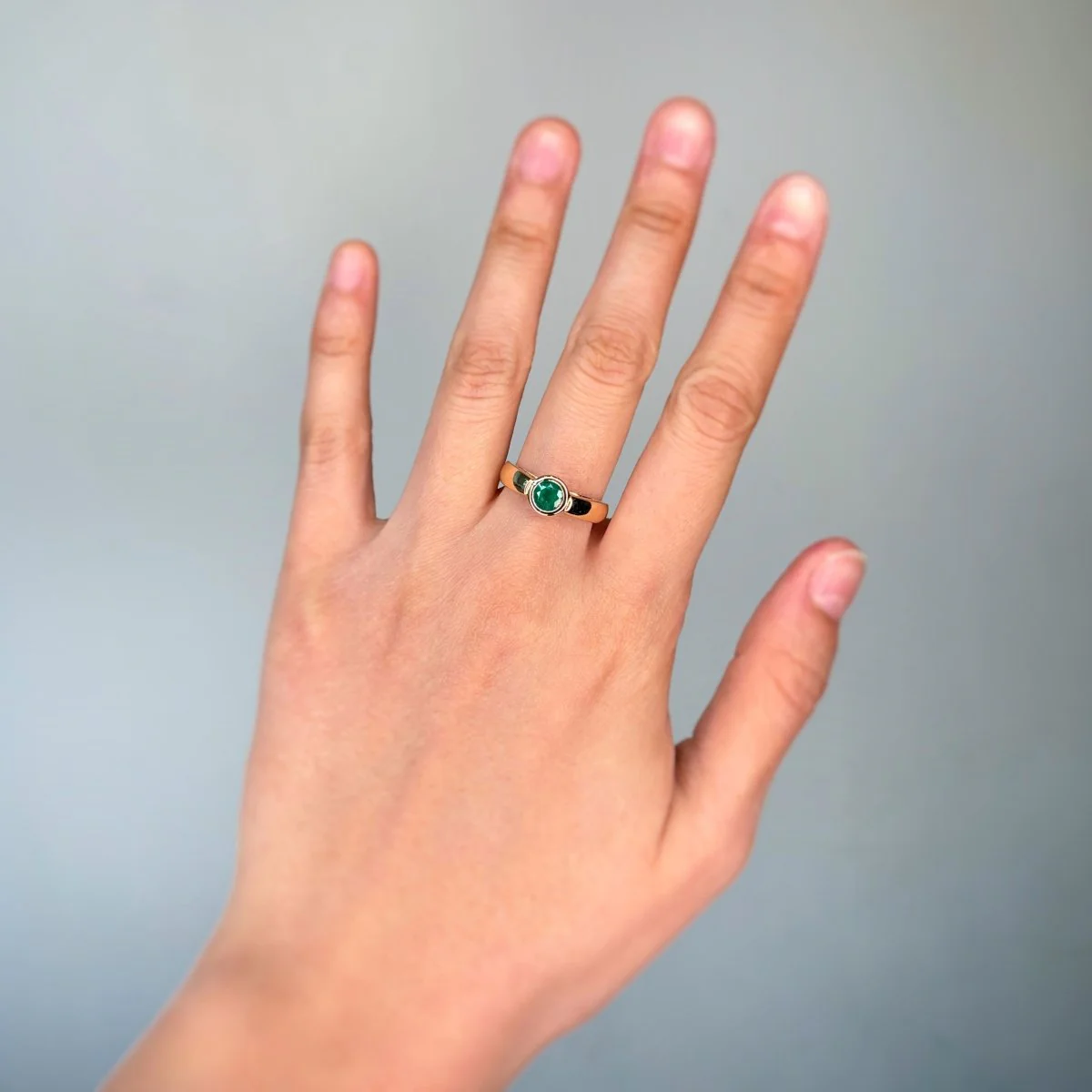 Ring Solitaire in yellow gold and emerald - Image 4