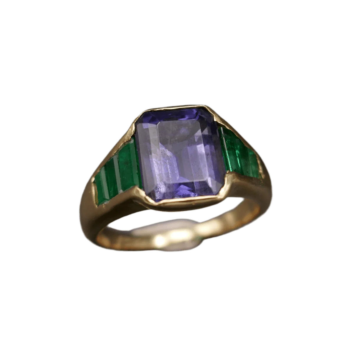 Ring at yellow gold, iolite and emeralds