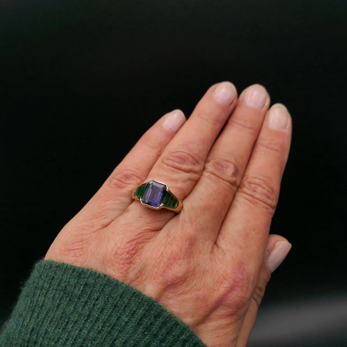 Ring at yellow gold, iolite and emeralds - Image 2