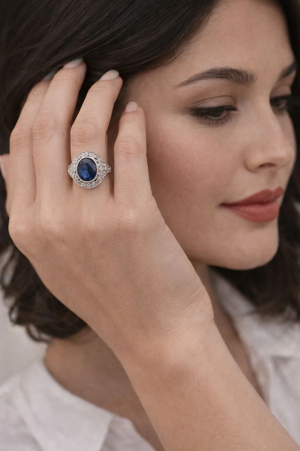 ANILLO DE ALTA JOYERIA IN PLATINO WITH ZAFIRO AZUL AND DIAMANTES. - Image 4