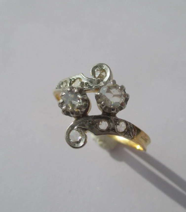 Toi et Moi Ring, 19th Century, Swirls, Diamonds, Gold and Platinum - Image 2
