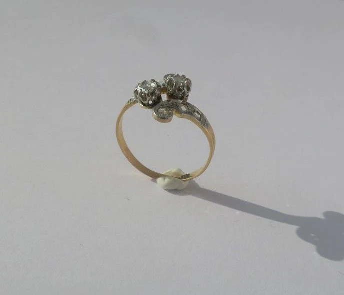 Toi et Moi Ring, 19th Century, Swirls, Diamonds, Gold and Platinum - Image 3