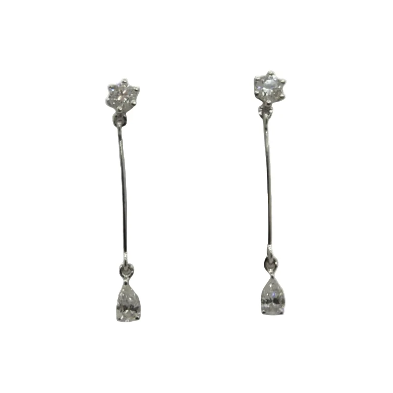 Dangling earrings in white gold and diamonds