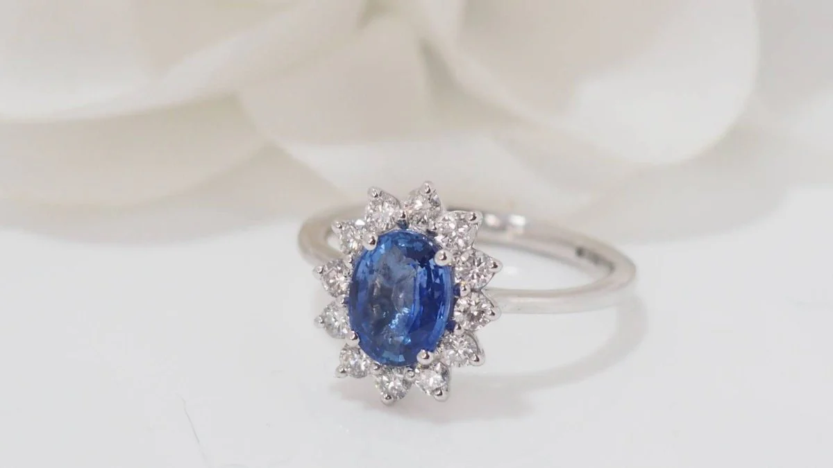 Daisy ring in platinum, Ceylon sapphire and diamonds - Image 5