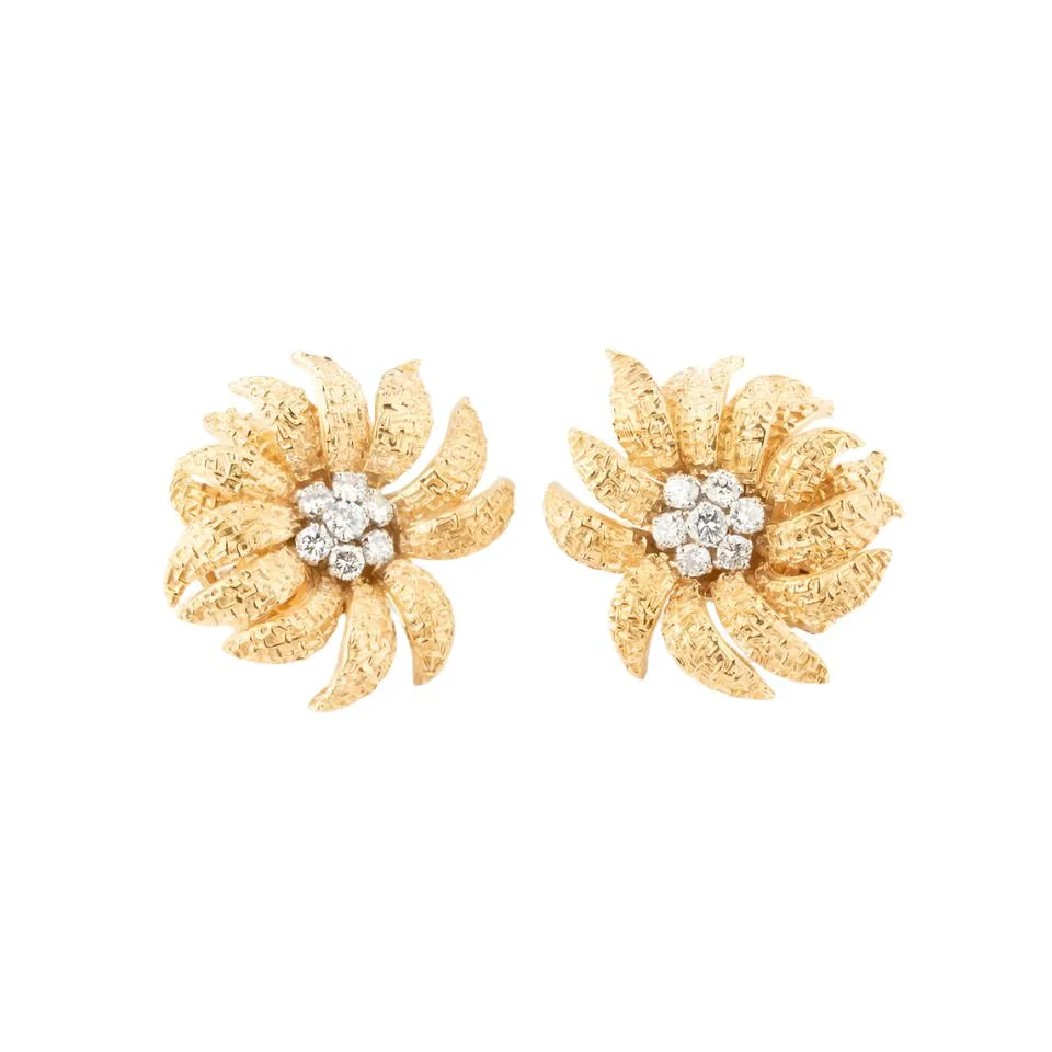 VAN CLEEF & ARPELS earrings in yellow gold and diamonds