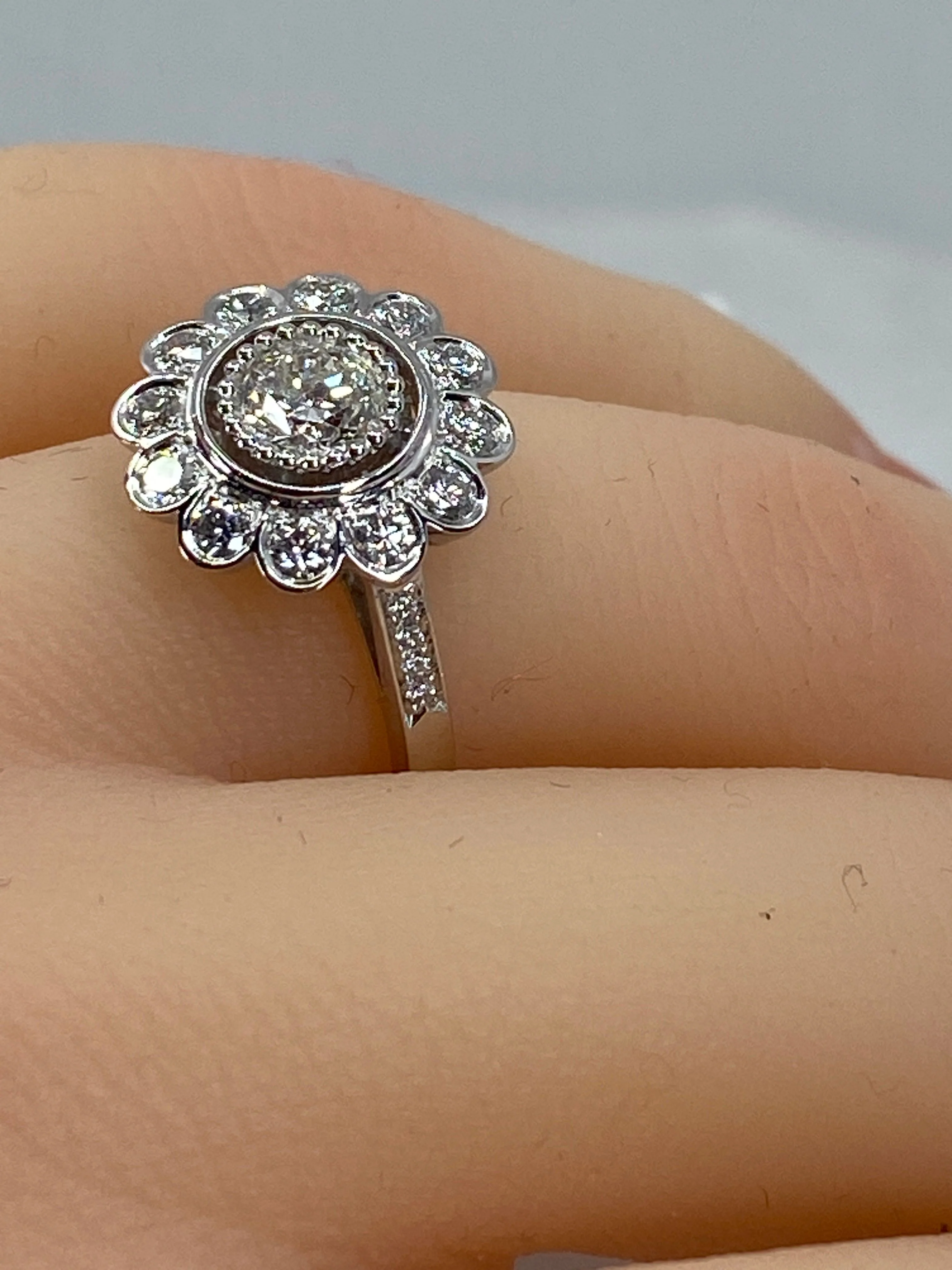 18k gold daisy ring with brilliant-cut diamonds - Image 3
