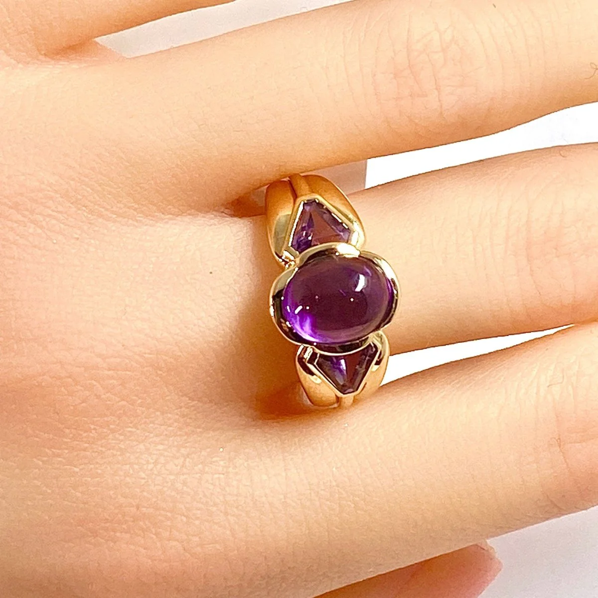 Ring at yellow gold 18 carats, cabochon amethyst and 2 triangles - Image 6
