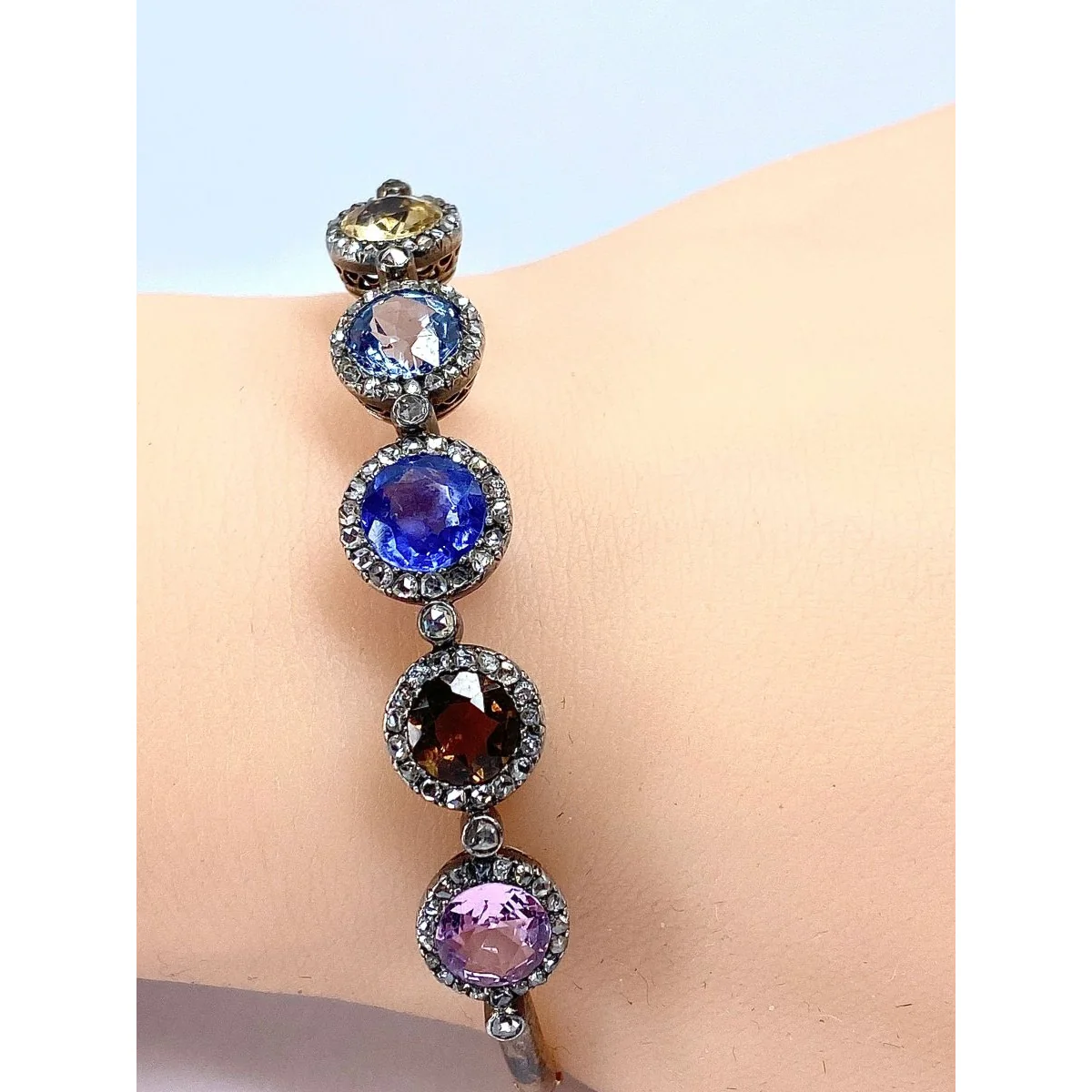 Napoleon III bangle bracelet in yellow gold, sapphire, topaz, citrine, spinel and diamonds - Image 11