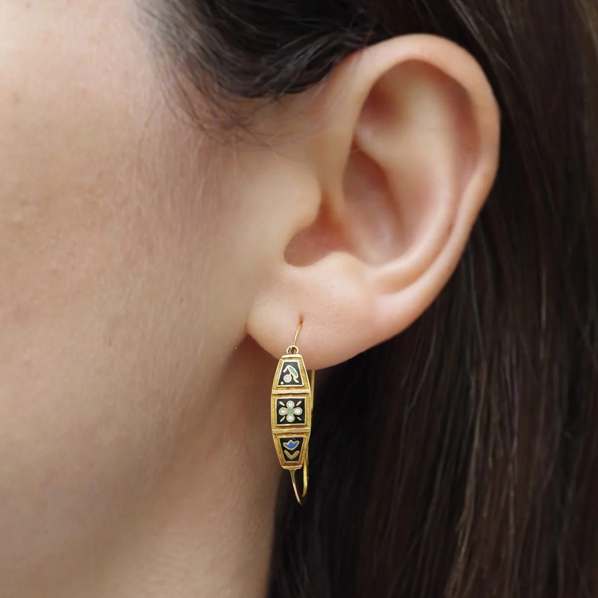 Dormeuses earrings in yellow gold and enamel - Image 2