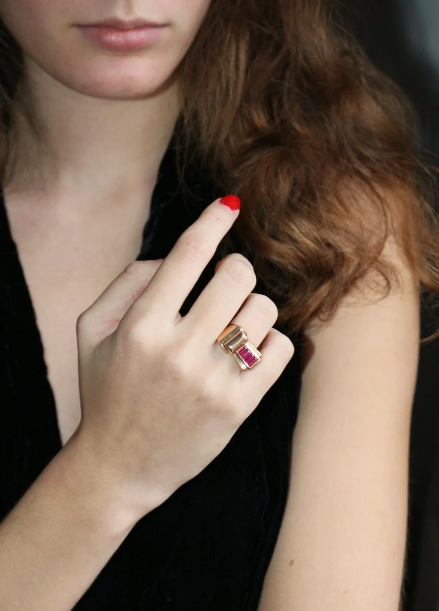 Tank Ring Yellow Gold And Red Stones - Image 4