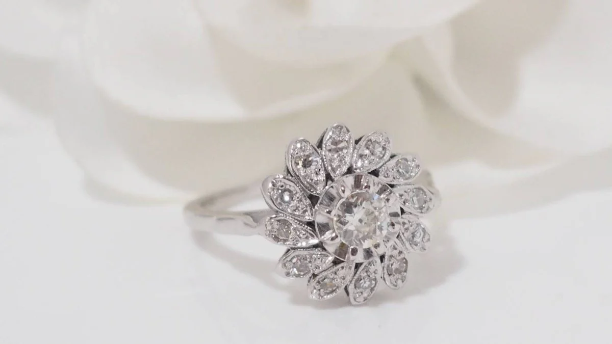Daisy Ring in White gold and Diamonds - Image 2