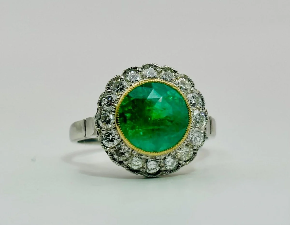 PLATINUM ANILLO WITH ESMERALDA AND DIAMOND HALO - Image 2