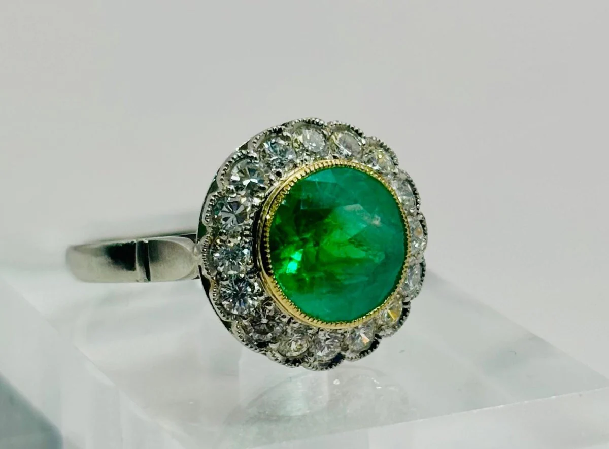 PLATINUM ANILLO WITH ESMERALDA AND DIAMOND HALO - Image 3