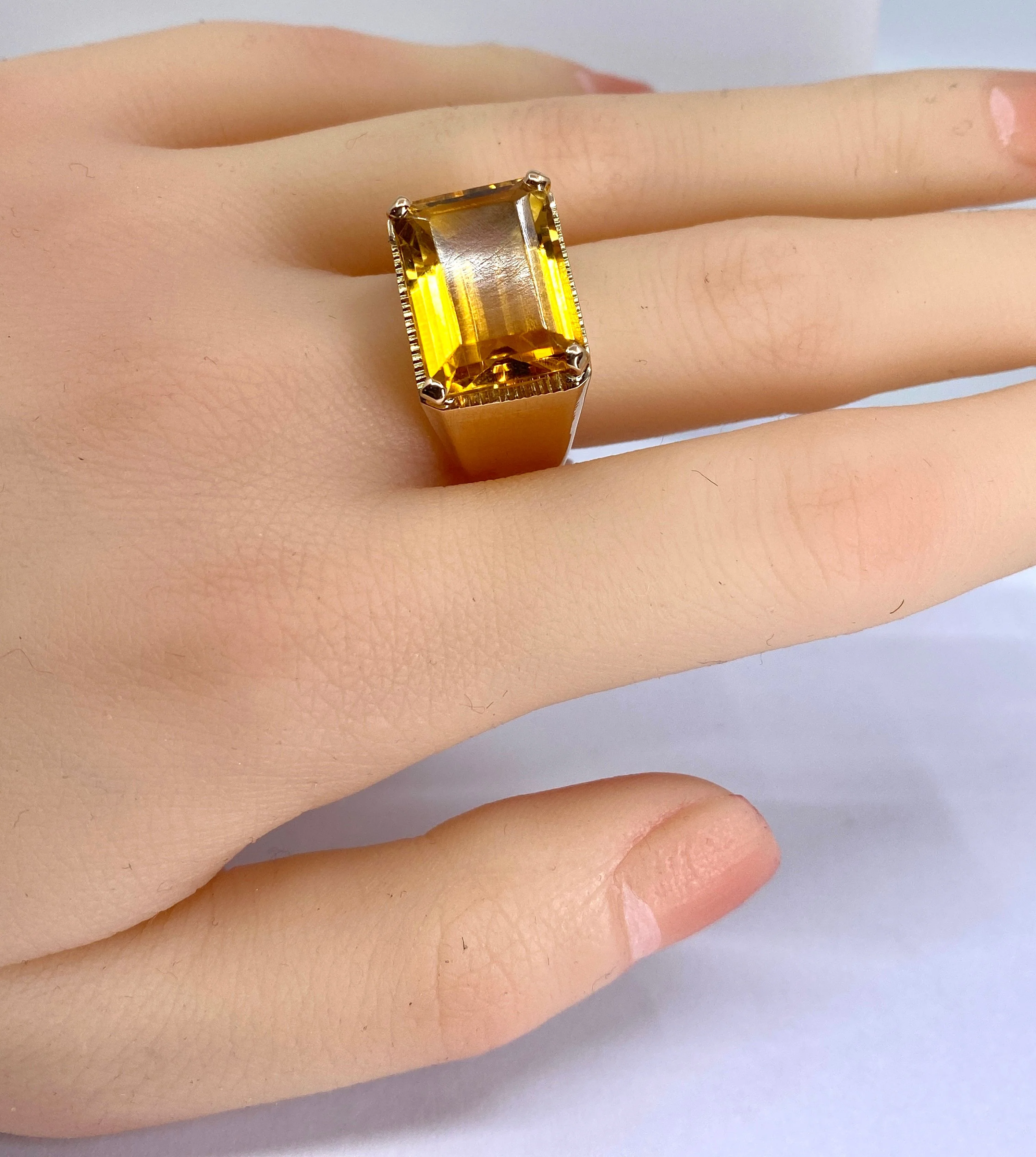 18-carat yellow gold ring with an 11.26-carat yellow topaz - Image 3