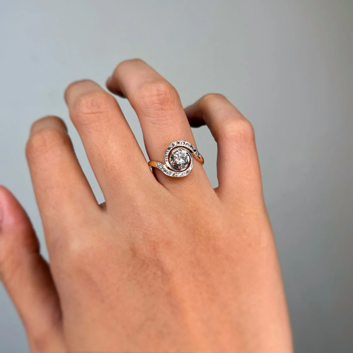 Ring in yellow gold, white gold, and diamonds - Image 2