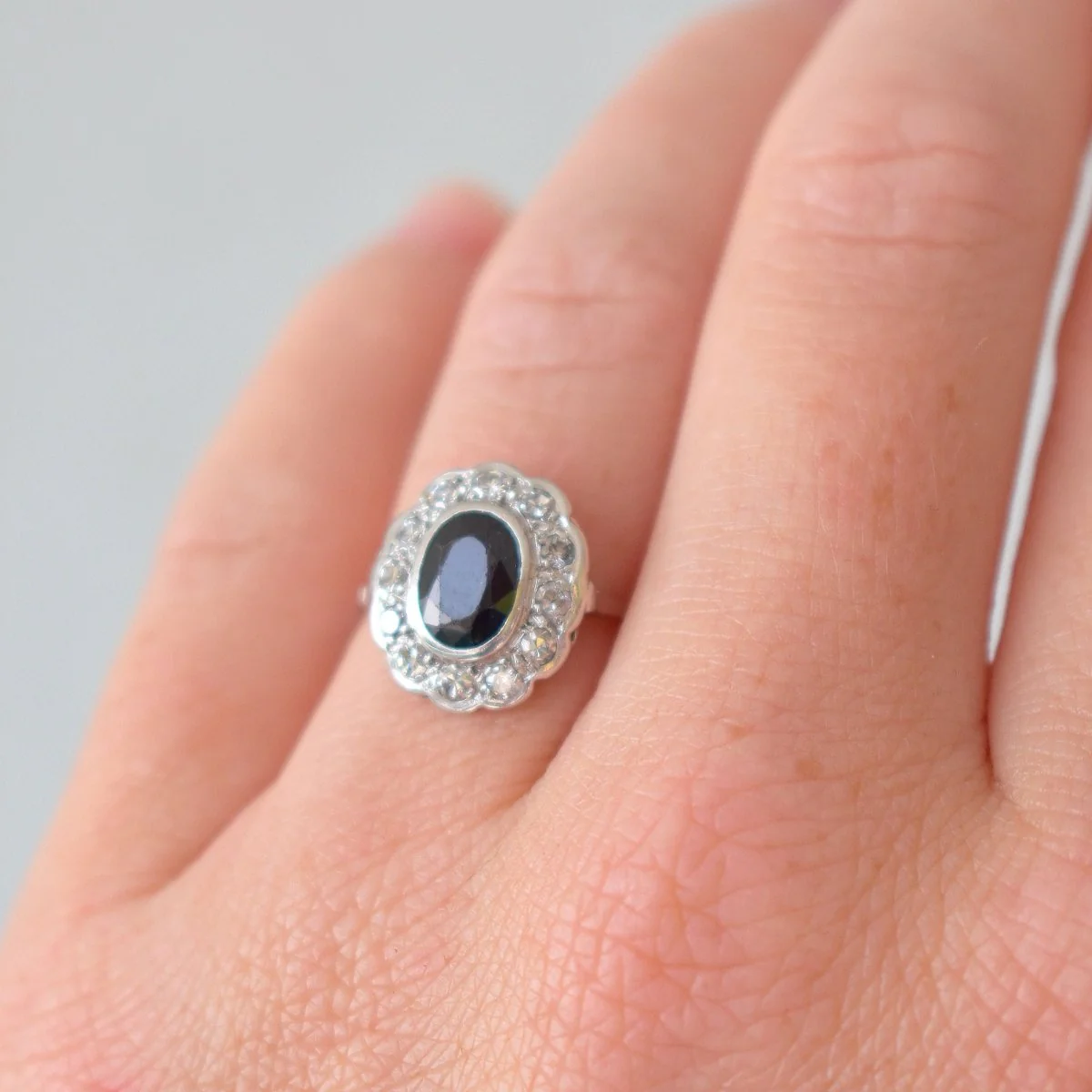Ring Marguerite en paltinium, sapphire and diamonds - Image 2