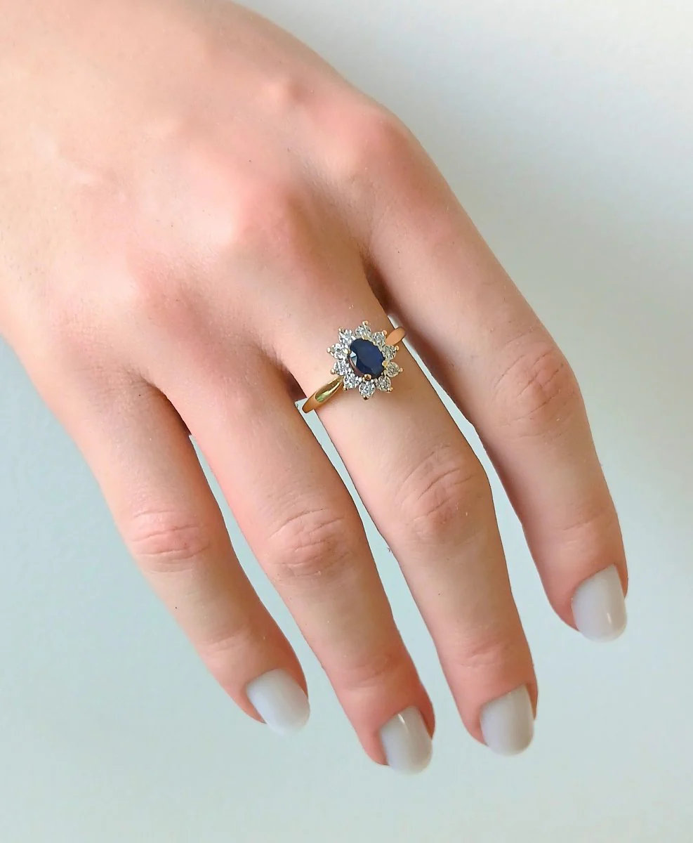 Daisy ring in yellow gold, sapphire, and diamonds - Image 2
