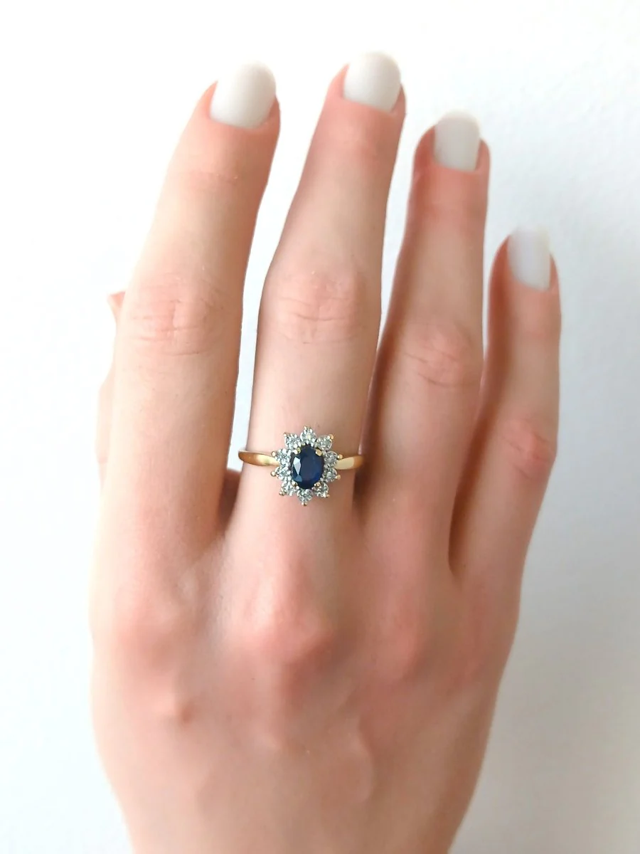 Daisy ring in yellow gold, sapphire, and diamonds - Image 6