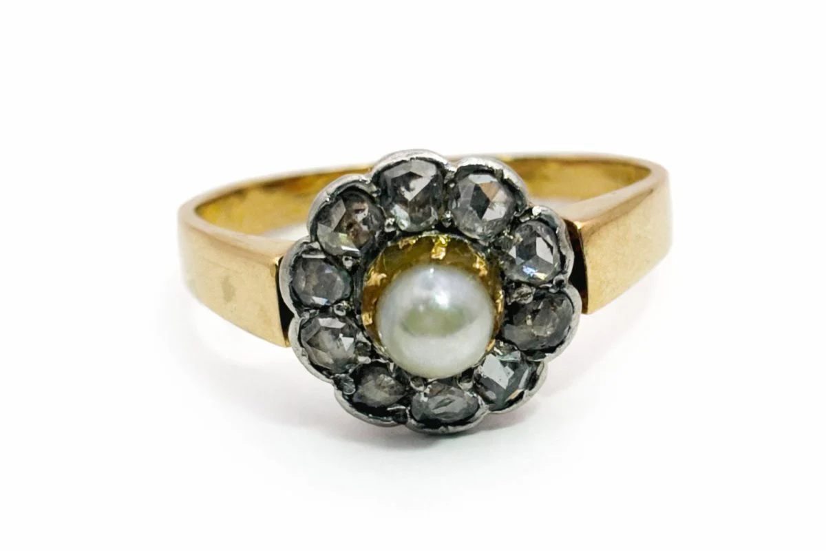 ANILLO IN AMARILLO GOLD WITH PEARL AND DIAMONDS