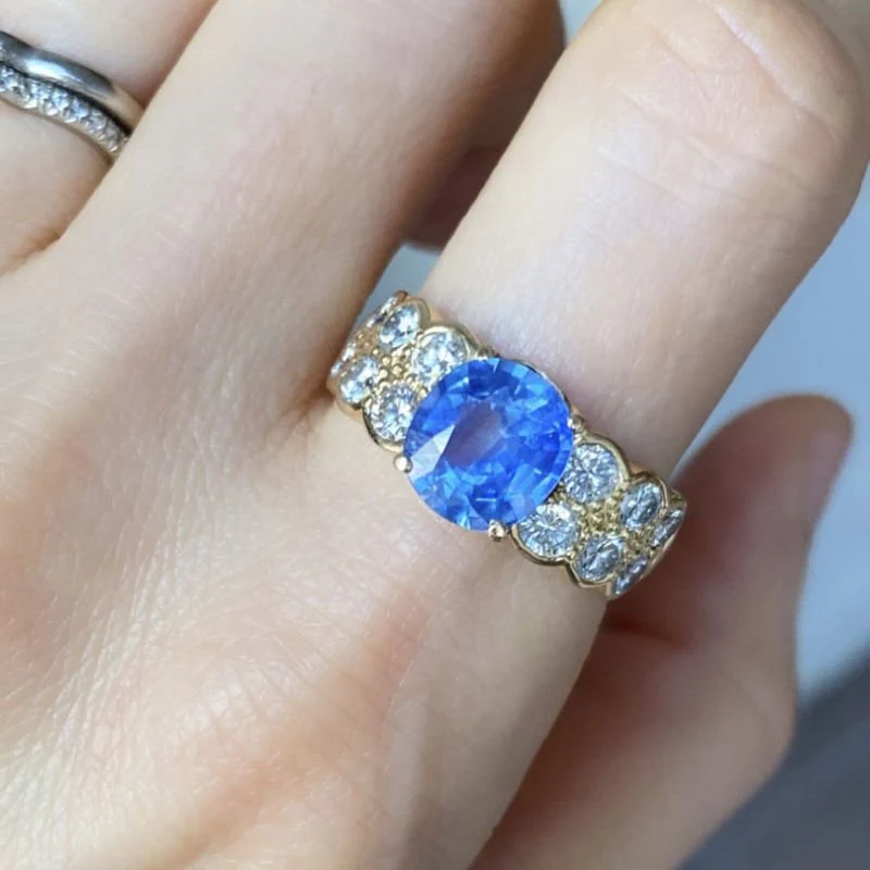 Ring Solitaire in yellow gold, sapphire and diamonds - Image 2