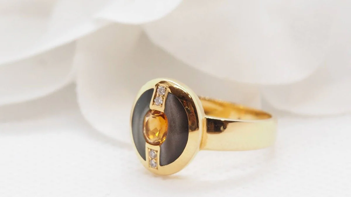 Clozeau ring in yellow gold, diamonds and resin - Image 4