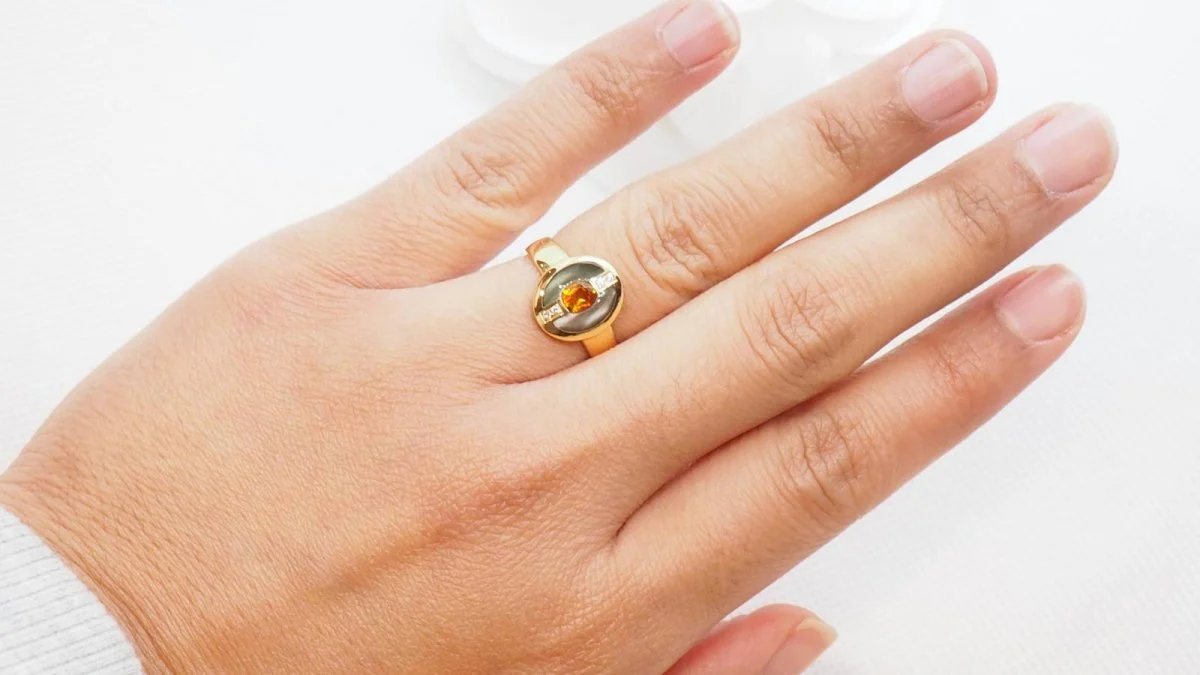 Clozeau ring in yellow gold, diamonds and resin - Image 5