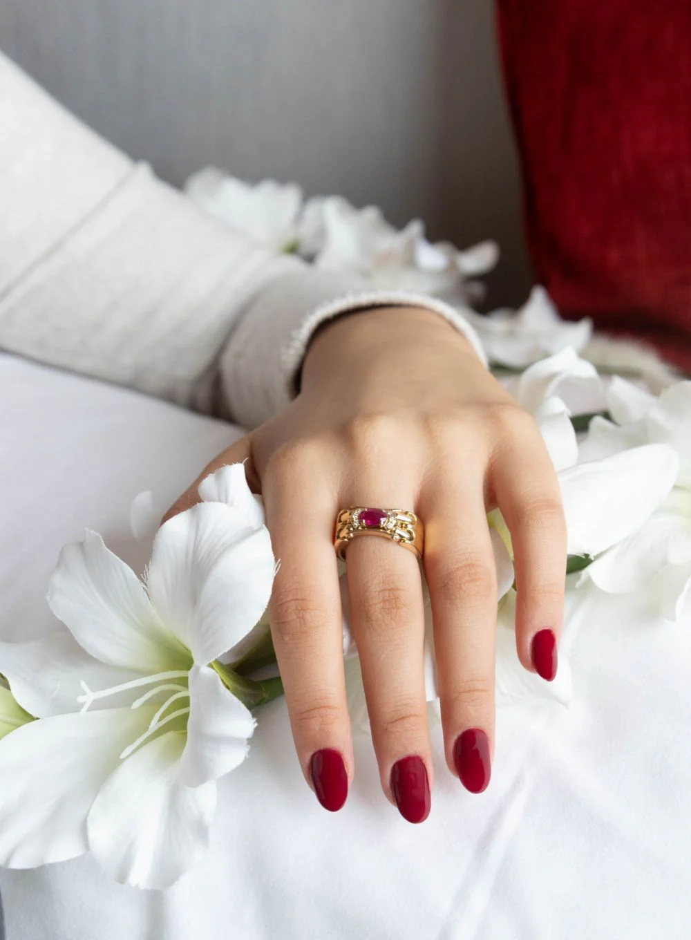 Ring Wedding band in yellow gold, ruby and diamonds - Image 3