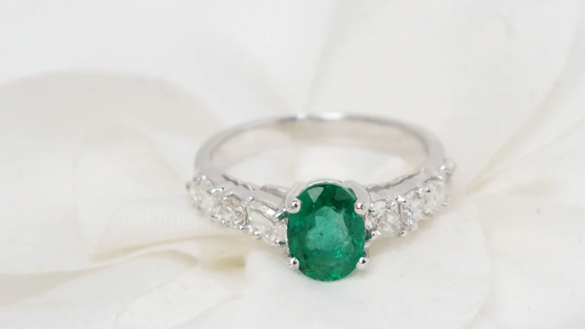 White gold, emerald and diamond ring - Image 7