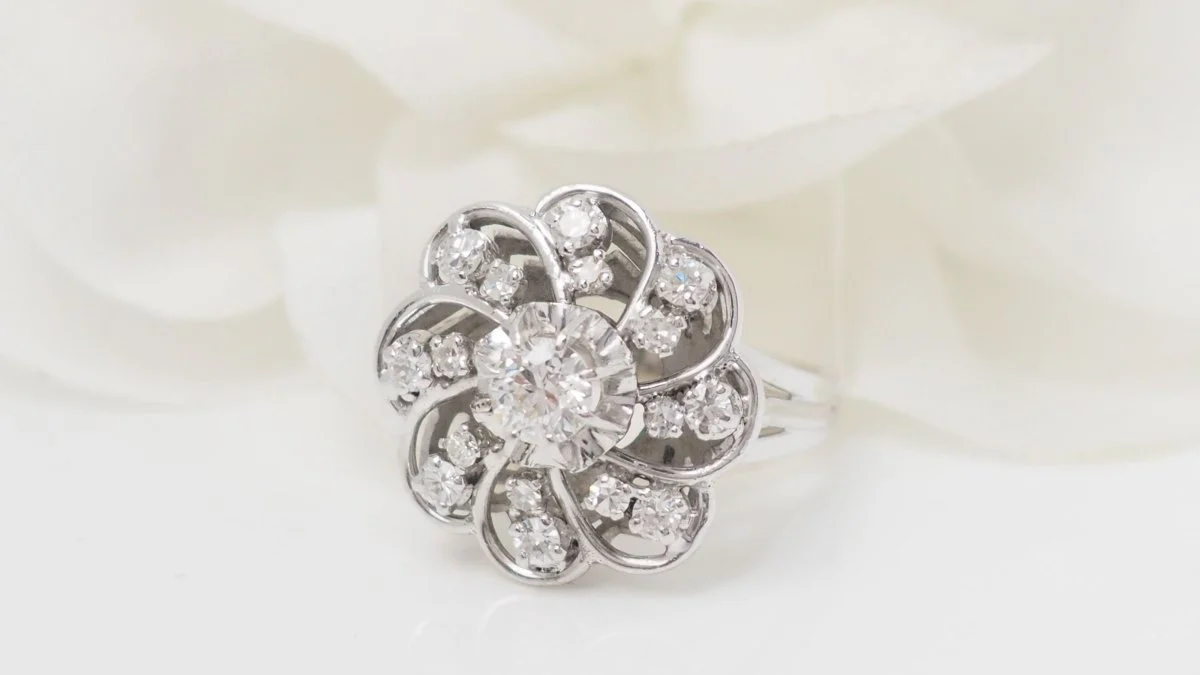 Daisy ring in white gold platinum and diamonds - Image 4