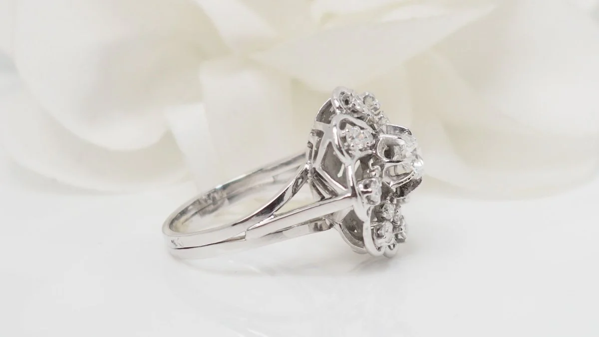 Daisy ring in white gold platinum and diamonds - Image 6