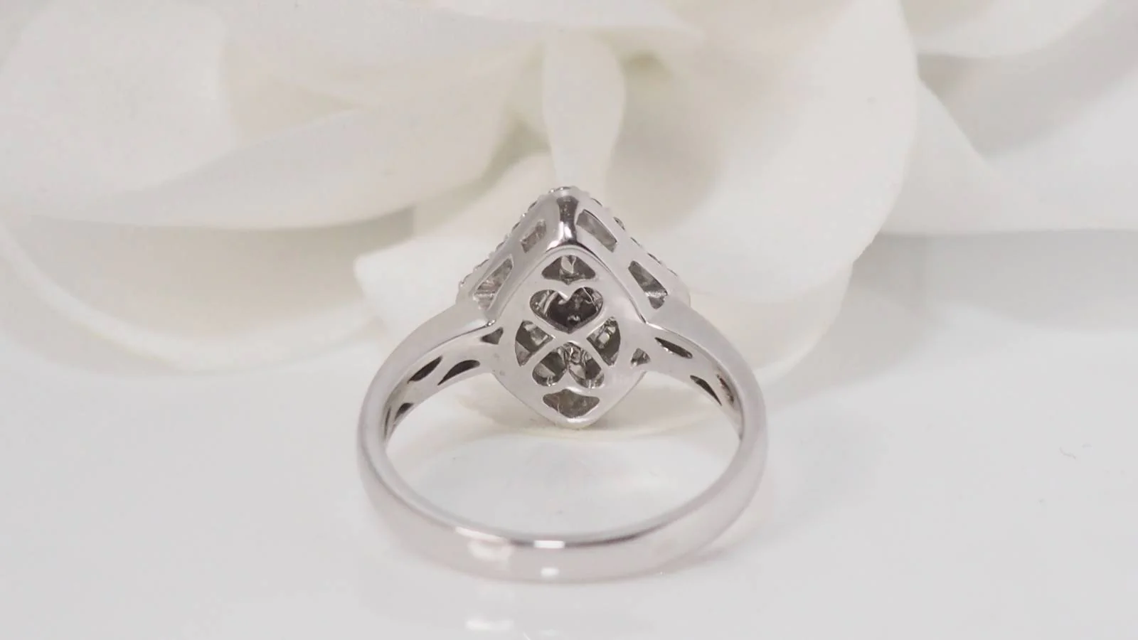Marquise ring in white gold and diamonds - Image 7