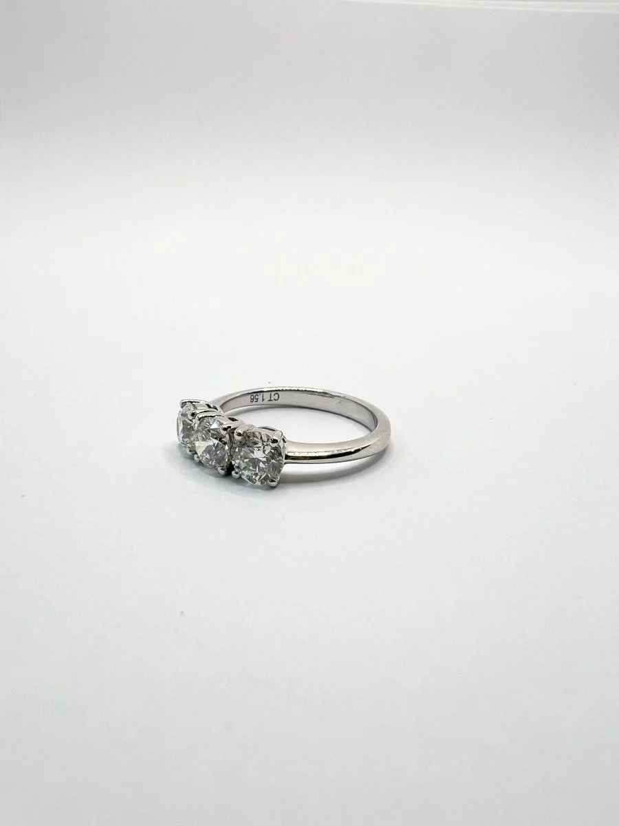 Trilogy ring in white gold and diamonds - Image 6